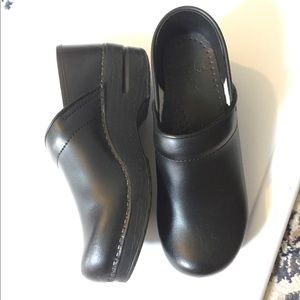 Dansko Shoes - Dansko clogs - black size 39 (8.5-9) Dansko Shoes - Dansko clogs - black size 39 (8.5-9)